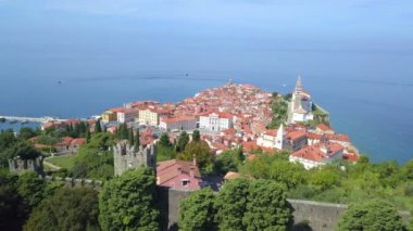 Yazın muhteşem bir sahil kasabası. Güneş parlıyor. Harika bir gün..