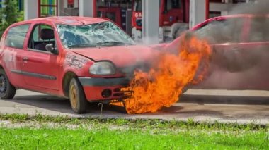 DOMZALE, SLOVENIA - 7. HAZİRAN 2018: İtfaiye ekibinin eğitim görüntüleri