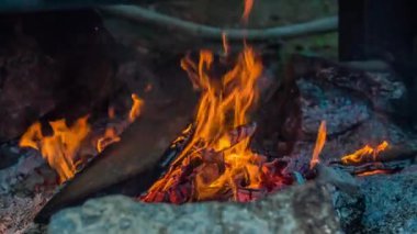 Bir ateş yanıyor ve etrafında çok sıcak ve hoş olmalı..