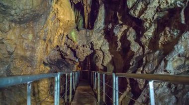 ZALEC / CELJE, SLOVENIA - 18. Mayıs 2017 Su inanılmaz bir şekilde damlayan taşları şekillendirdi. Burası Slovenya 'da çok meşhurdur ve bir sürü ziyaretçi gelir..