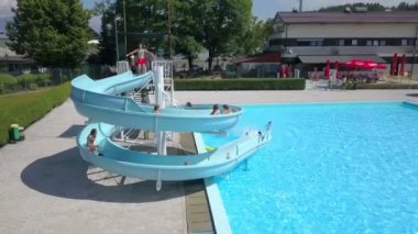 DOMZALE, SLOVENIA - 20. Haziran 2015 gençleri eğleniyor ve bazıları su kaydırağına gidiyor. Hava harika..