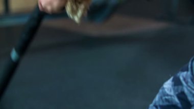 DOMZALE, SLOVENIA - 17. Temmuz 2018 'de spor salonunda çalışan bir adam.