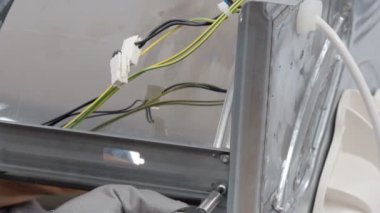 Servis merkezindeki çamaşır makinesinin yakın çekim görüntüleri.