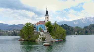 Slovenya 'da gölün üzerindeki su yüzeyinin havadan çekilmiş görüntüleri