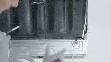 Servis merkezindeki çamaşır makinesinin yakın çekim görüntüleri.