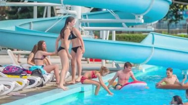 DOMZALE, SLOVENIA - 20. Haziran 2015 gençler havuzda eğleniyorlar: dalıyorlar, havuza atlıyorlar, birbirlerine su sıçratıyorlar, yüzüyorlar, güneşleniyorlar, vs..