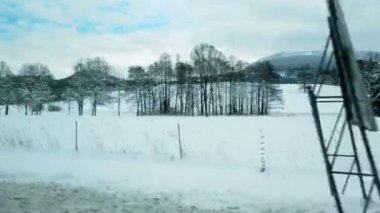 Arabadan güzel kış manzarasının pov görüntüleri