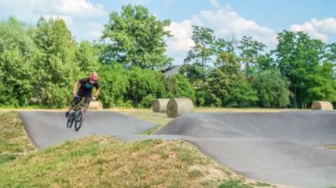 DOMZALE, SLOVENIA - 29. AĞUSTOS 2015, JUNIOR AMATEUR Uygulaması. aktif gençler yolda ilerliyor