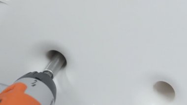 Servis merkezindeki çamaşır makinesinin yakın çekim görüntüleri.