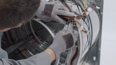 Servis merkezindeki çamaşır makinesinin yakın çekim görüntüleri.