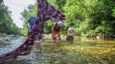 Kadınlar bazen nehrin soğuk suyunda çamaşır yıkıyorlar. Güzel bir yaz günü..