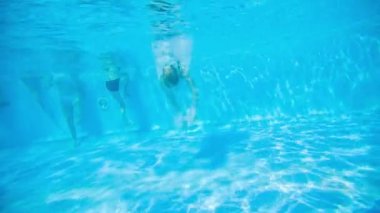 DOMZALE, SLOVENIA - 20. Haziran 2015 Öğrencileri birer birer yüzme havuzuna atlıyorlar. Suda zaman geçirmeyi ve spor yapmayı seviyorlar..