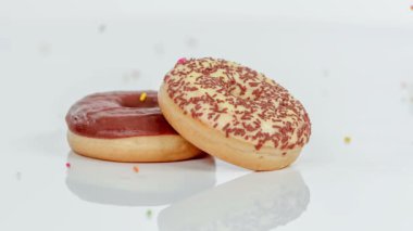 Renkli serpintiler iki renkli serpintiye dökülüyor..