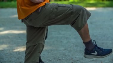 DOMZALE, SLOVENIA - 21. Haziran 2015 son sınıflar spor yapıyor. Tek bacakları üzerinde duruyorlar ve dengeyi sağlıyorlar. Diğer bacağı yukarı aşağı hareket ettiriyorlar..