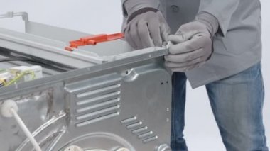 Servis merkezindeki çamaşır makinesinin yakın çekim görüntüleri.