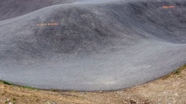 Çok profesyonel bir bisikletçi. O, yakında gerçekleşecek maratonu için pratik yapıyor..