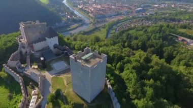 Bir tepenin üzerinde duran kalenin havadan çekilmiş görüntüsü. Celje şehrine bakan bir kule de vardır. Güzel bir yaz günü..