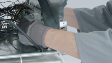 Servis merkezindeki çamaşır makinesinin yakın çekim görüntüleri.