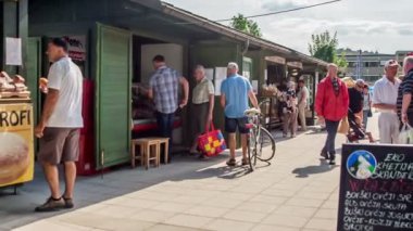 DOMZALE, SLOVENIA - 7 HAZİRAN 2018: İnsanlar pazardan taze çiftçi üretimi satın alıyorlar