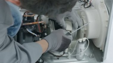 Servis merkezindeki çamaşır makinesinin yakın çekim görüntüleri.