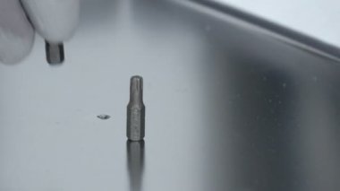 Servis merkezindeki çamaşır makinesinin yakın çekim görüntüleri.