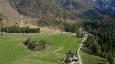 Yeşil bir vadi ve karla kaplı dağlar. Hava görüntüsü. Slovenya harika görünüyor.