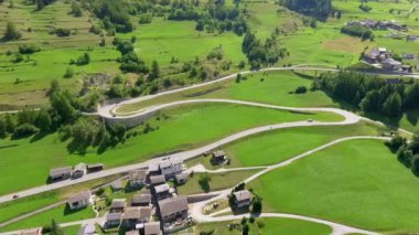 Güneşli bir günde güzel dağ yolunun hava görüntüleri.