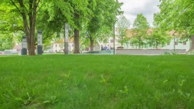 ZALEC, SLOVENIA 10 Haziran 2017 Küçük bir kasabanın ortasında güzel bir yeşil park yer almaktadır. Orada da bir bira çeşmesi var..