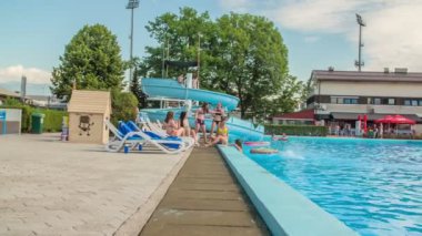 DOMZALE, SLOVENIA - 20. Haziran 2015 'te gençlerin çoğu güverte sandalyelerinde oturup birbirleriyle konuşuyorlar. Sıcak bir yaz günü..