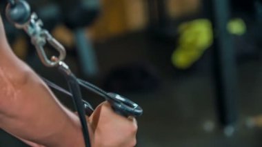 DOMZALE, SLOVENIA - 17. Temmuz 2018 'de spor salonunda çalışan bir adam.