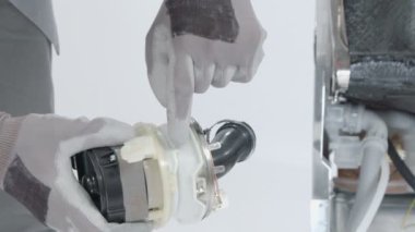 Servis merkezindeki çamaşır makinesinin yakın çekim görüntüleri.