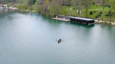 Slovenya 'da gölün üzerindeki su yüzeyinin havadan çekilmiş görüntüleri