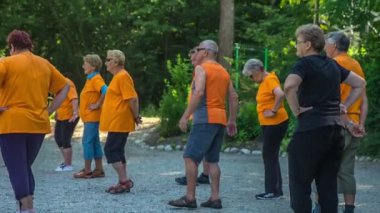 DOMZALE, SLOVENIA - 21. Haziran 2015 'te bir grup yaşlı insan ayakları için egzersiz yapıyor. Bir adım sola, sonra da sağa hareket ediyorlar..