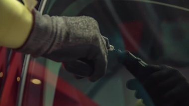 Profesyonel araba camlarını tamir ederken çekilmiş yakın çekim görüntüleri.