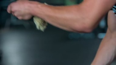 DOMZALE, SLOVENIA - 17. Temmuz 2018 'de spor salonunda çalışan bir adam.