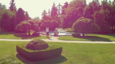 Çeşmenin yanındaki güzel bir parkta romantik düğün fotoğrafları. Hava görüntüsü.