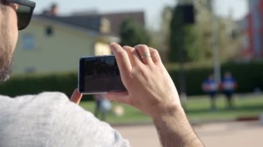 DOMZALE, SLOVENIA - 17 HAZİRAN 2018: insanların şehir meydanında tatillerini akıllı telefonla kutlayan insanların görüntüsü