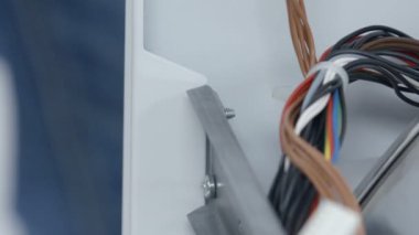 Servis merkezindeki çamaşır makinesinin yakın çekim görüntüleri.