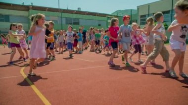 GRIZE, SLOVENIA - 10. Haziran 2017. Çocuklar spor tesisinde beni yakalama oyunu oynuyorlar. Yaz mevsimindeyiz. Dışarıda vakit geçirmek hoşlarına gidiyor..