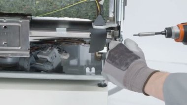 Servis merkezindeki çamaşır makinesinin yakın çekim görüntüleri.