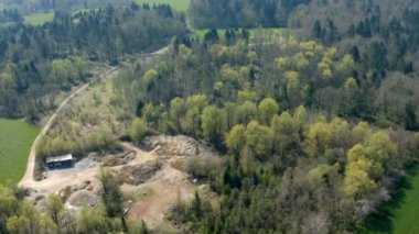 Slovenya 'nın kırsal kesimi muhteşem. Güzel bir yaz günü. Hava görüntüsü.