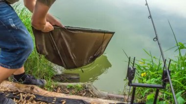 Bir balıkçı suya bir ağ atıyor ve bir şey yakalamaya çalışıyor..