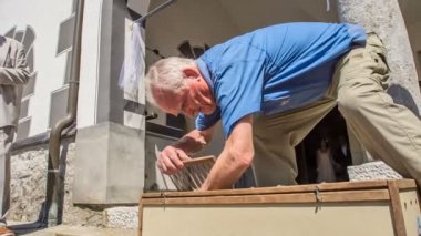 DOMZALE, SLOVENIA - 19. 2018 Temmuz 'unda bir adam kutudan güvercinleri çıkarıyor ve evli bir çift uçup gitmelerine izin veriyor..