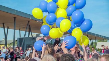 DOMZALE, SLOVENIA - 17 HAZİRAN 2018: insanların şehir meydanında tatil kutlamalarının görüntüleri