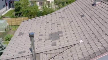 Evin diğer tarafında yeşil bir bahçe var. Mahalle sakin ve huzurlu görünüyor..