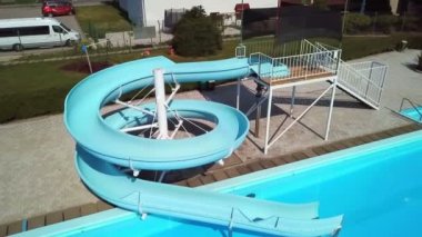 DOMZALE, SLOVENIA - 20. HAZİRAN 2015 Küçük bir su kaydırağı boş ve tere havuz başında insan değil. Hava görüntüsü.