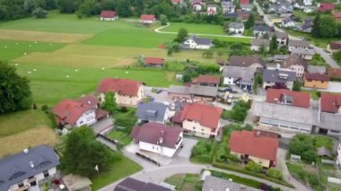 Bu güzel kasabada yaz mevsimindeyiz ve her şey yeşil ve güzel görünüyor..