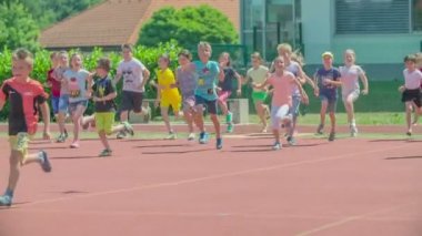 GRIZE, SLOVENIA - 10. Haziran 2017 Çocuklar mutlu ve neşeli. Spor tesisinde koşup oynuyorlar. Yaz zamanı..