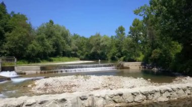 Güneşli bir günde küçük şelalenin hava görüntüleri