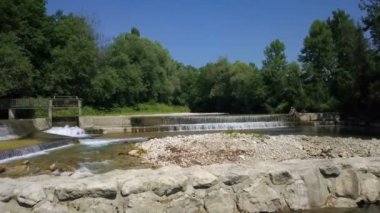 Güneşli bir günde küçük şelalenin hava görüntüleri